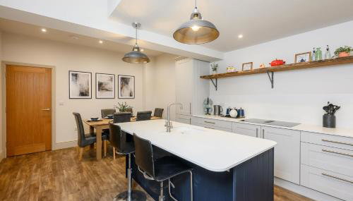 Stylish 3BR Townhouse Sleeps 6 Near City Centre - Foto 2