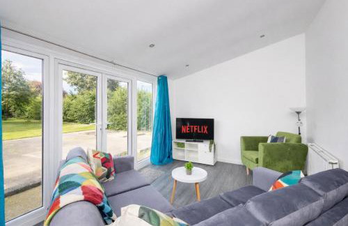 Temple by Alt-Stay Contractor Accommodation - 4 Bed Contractor Home With Parking, Wi-Fi & Full Kitchen - Ideal For Long stays - Photo 1