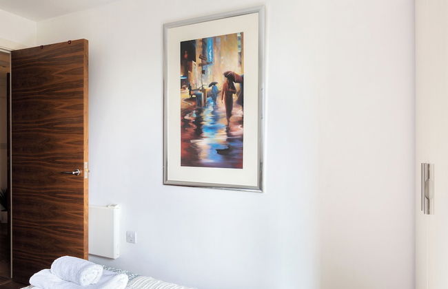 Sophisticated 2 Bed Flat with Balcony in Acton - Foto 22