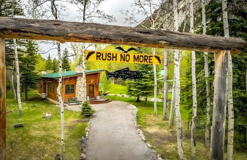 Hike, Fish and Bike Mc Leod Home with Fire Pit - Foto 1