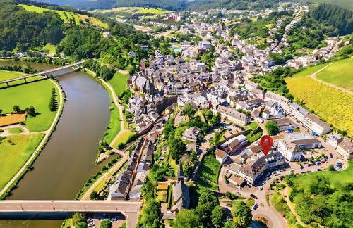 BAT Home Solutions Saarburg Altstadt - alles was ein Hotel nicht bietet - 3 Apartments 45 bis 75 qm für bis zu 12 Personen - direkt unter der Burg - 2 Min zur Altstadt - Weinbergblick, Heimkino und E-Ladesäulen - Foto 1