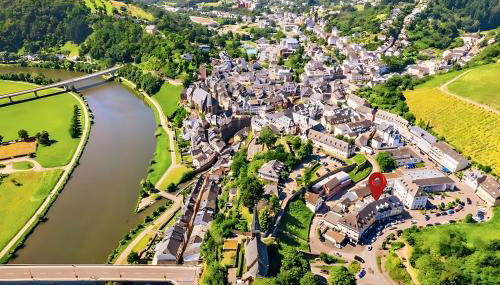 BAT Home Solutions Saarburg Altstadt - alles was ein Hotel nicht bietet - 3 Apartments 45 bis 75 qm für bis zu 12 Personen - direkt unter der Burg - 2 Min zur Altstadt - Weinbergblick, Heimkino und E-Ladesäulen - Foto 1