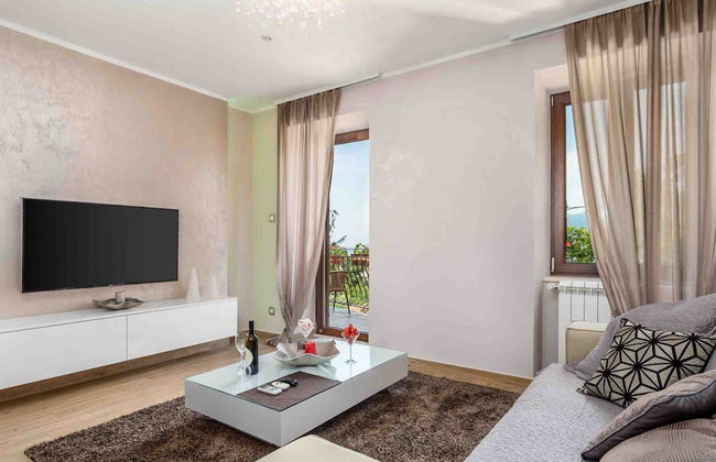 Modern Comfort With Shared Pool & Lush Green Surroundings in Kastav - Foto 23