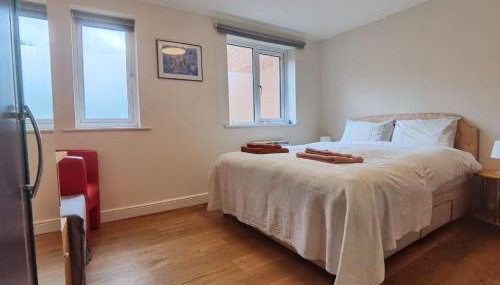 Morden flat close to DLR station with free parking and brand new bed and quality mattress adjacent to metro station also close to O2 and Excel via Cable Car - Foto 3, towels