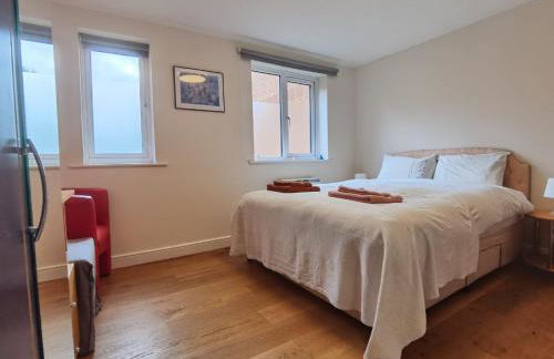 Morden flat close to DLR station with free parking and brand new bed and quality mattress adjacent to metro station also close to O2 and Excel via Cable Car - Foto 17