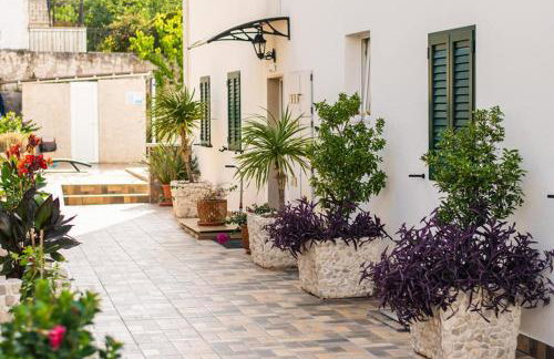 La Perla Apartments - Photo 25