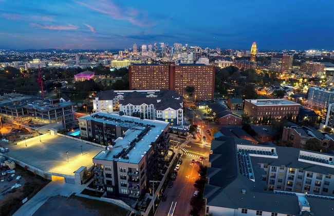 Walkable Midtown Location Modern Amenities, Pool & Gym Anthem by Avantstay - Foto 10