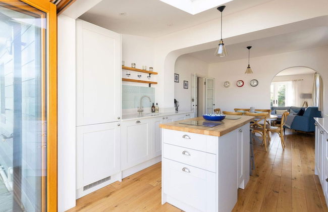 Charming Seaside Cottage - 5-min Walk to Beach - Photo 60