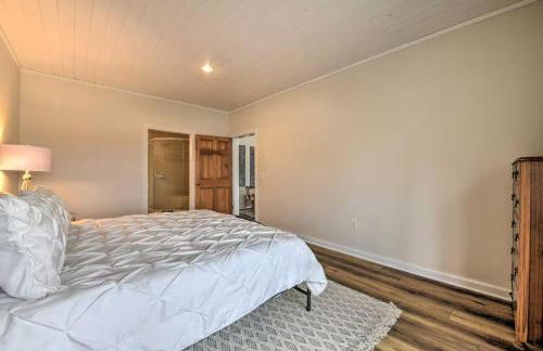 Stunning 4BR Retreat, Deck, Ping Pong, Near Marina - Foto 28