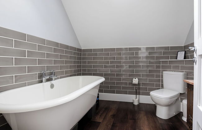 Stunning 5 Bed in the Centre of Bourton - Photo 22