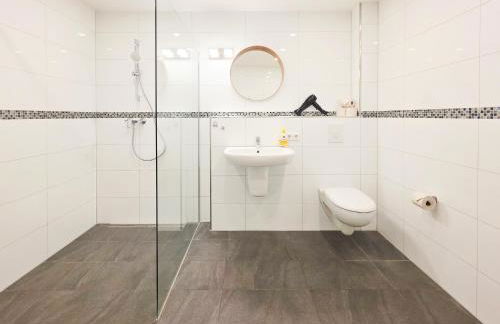 Tolstov House - 6 Zimmer Haus - große Küche - Garten - Parkplatz - 25min Messe DUS - Foto 26