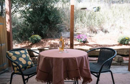 Quiet Creekside Walk to Downtown - Foto 24