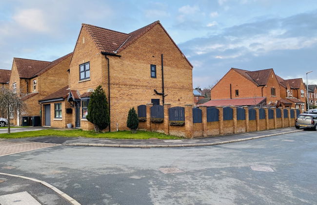 4-bed House With Private Garden in Barnsley! - Photo 1