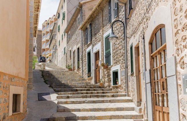 Bright Apartment Near Mountains - Photo 32