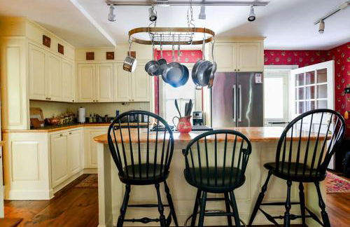 1820 House - VT Charm + Modern Comforts + Hot Tub - Foto 6