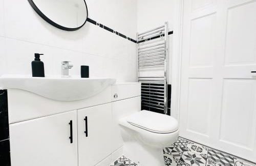 Steel Town Lodge - Contractor & Family Stay with Dart Board - Foto 17