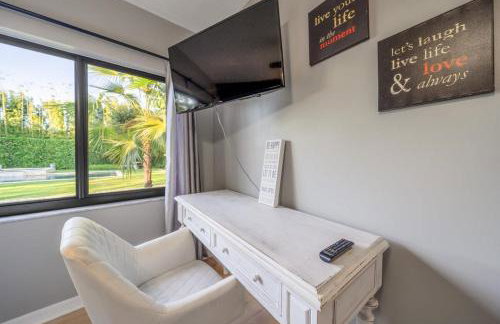 The Garden House Hot Tub Pool and Lush Garden Oasis - Foto 16