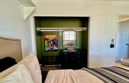 Epic Views, Huge House, Acres of J-Trees to explore, Hot Tub, Pool, AC, and Mini-Golf - Foto 51