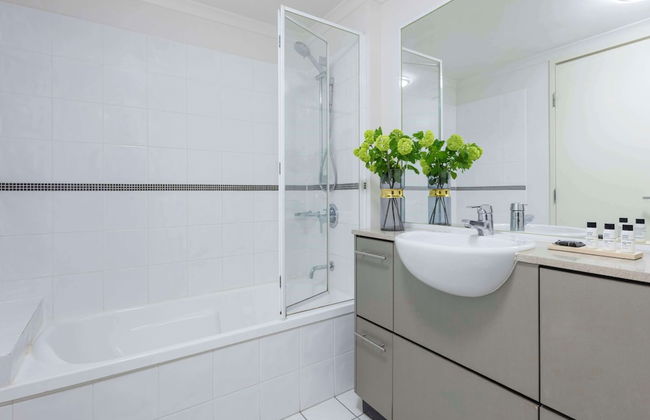 Oaks Brisbane River City Suites - Photo 8