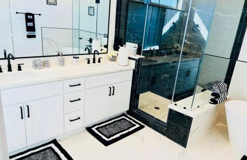 Tranquil Downtown Escape with Backyard - Photo 24