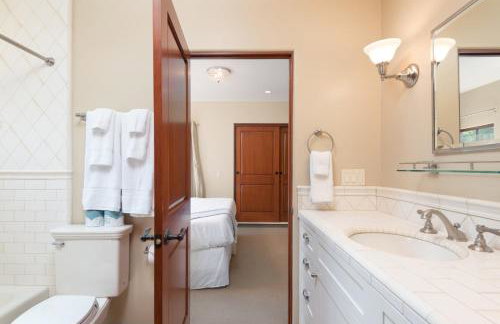 Mediterranean Beauty with Rooftop Deck and Views - Foto 44