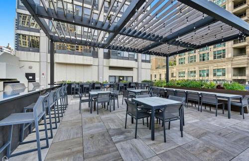 River North Magnificent Mile Condo, Lake and City Views, 43rd Floor Corner, Parking Included! - Foto 31