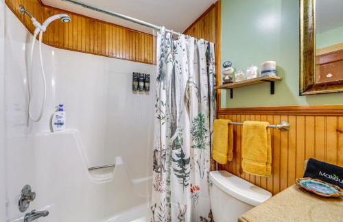 Pet-Friendly Creekside Cabin with Pool Access! - Foto 15