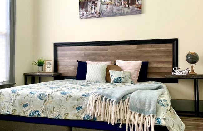 The Iron Scow - With Private Yard & Parking, Near Falls & Casino by Niagara Hospitality - Foto 1