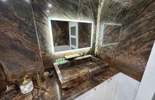 Unique Luxury Home in the heart of London. Air conditioned with private garden - Photo 14