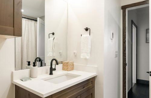 New Luxe Condo - Hot Tub - Minutes to WP! - Fraser - Foto 31