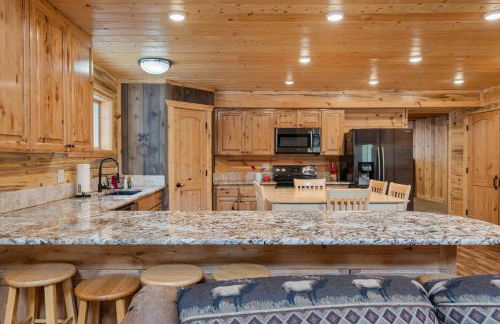 Rustic Retreat, Sleeps 20, Epic Game Room, Hot Tub, 20min to Yellowstone - Foto 18
