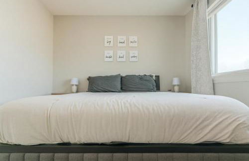 Central 2BR Private Stay Near Airport & Cafés - Foto 18