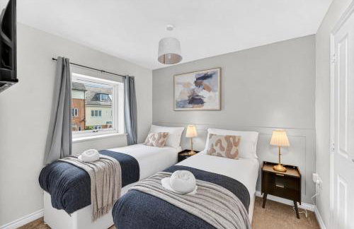 Stylish 3 Bedroom House - Excellent Location - Free Parking, Garden, Fast Wifi, Work Space and Self-Check-In by Yoko Property - Foto 11