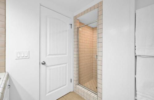 4 bedroom Home in Quiet Neighborhood near Beach - Photo 40