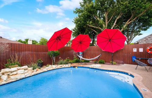 Modern and Luxury DFW Mansion with Backyard Oasis - Foto 33