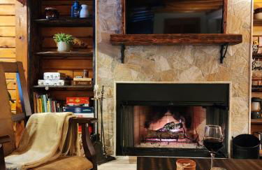 Stylish Forest Lodge with Large Hot Tub, Firepit and Fireplace minutes to Gore Mountain - Foto 7