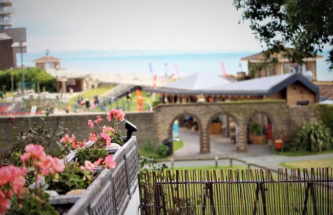 Warwick House - Photo 1