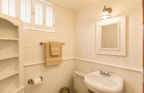 Enchanting historic townhouse by CozySuites - Foto 30