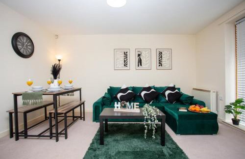 Contemporary 2BR Retreat - Fast WiFi, Smart TV & Steps from Station! - Foto 9