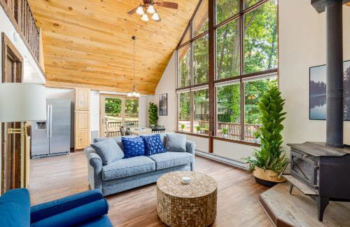 Quaint Loft Cabin w Hot Tub, FirePit, Deck & Grill - Foto 9