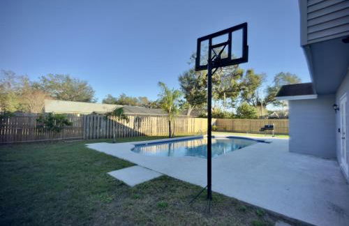 Luxury 4BR Getaway with Heated Pool & Cozy Vibes! - Foto 2