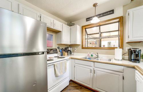 Fire Pit and Wraparound Porch Munds Park Cabin! - Foto 9