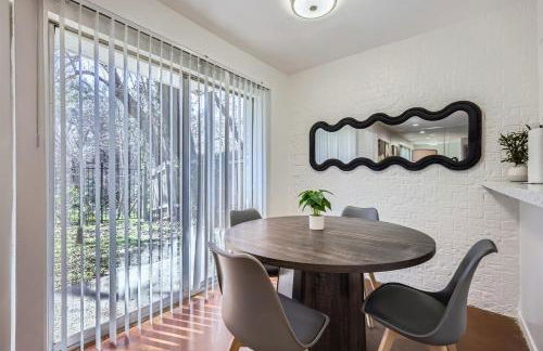 Your Walkable King Bed Getaway - Sleeps 4 - Pool Pkg - Foto 21