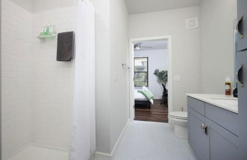 2BR Escape w Parking&Pool, Near Rvrwlk & Conv Ctr - Foto 59