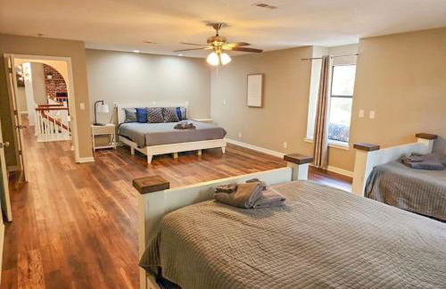 Large Hillside Retreat with Pool and Hot Tub - Foto 36