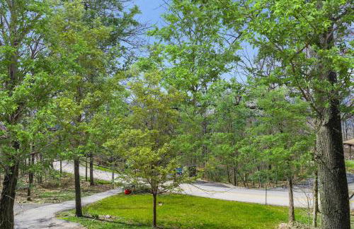 Hot Tub, Wraparound Deck, & WiFi at Chalet Cabin - Foto 25