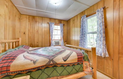 Steps to Lake Cedarville Cabin 12 with Shared Perks - Foto 10