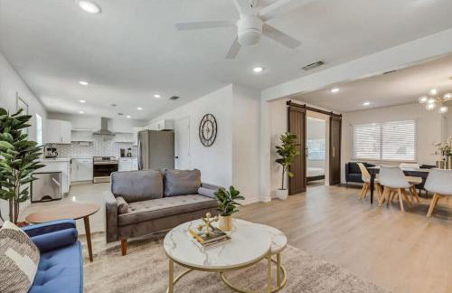 Luxury 4Bed 2Bath Hidden Gem w Backyard Oasis - Foto 9