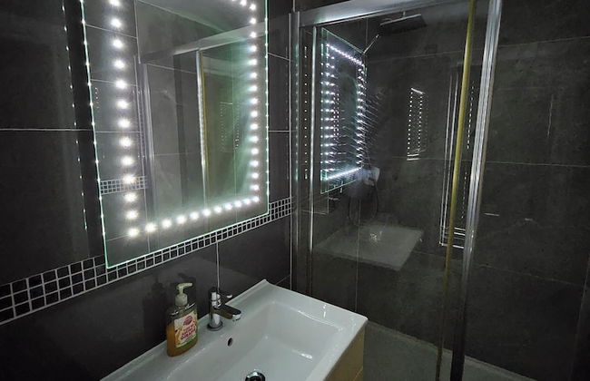 SnoozeDen Westmead – Windsor Castle & Legoland - Foto 35