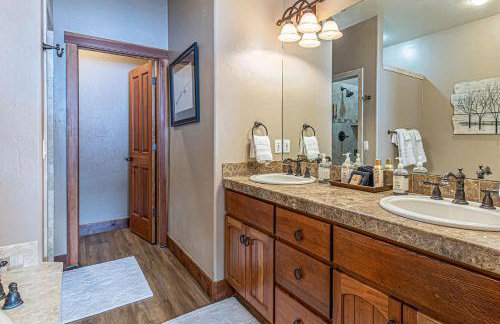 HotTub-Elkpoint-True Ski In Ski Out Family &Pet Friendly - Photo 22